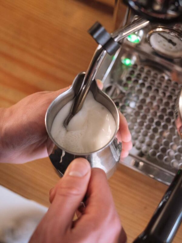 Sådan laver du mælkeskum