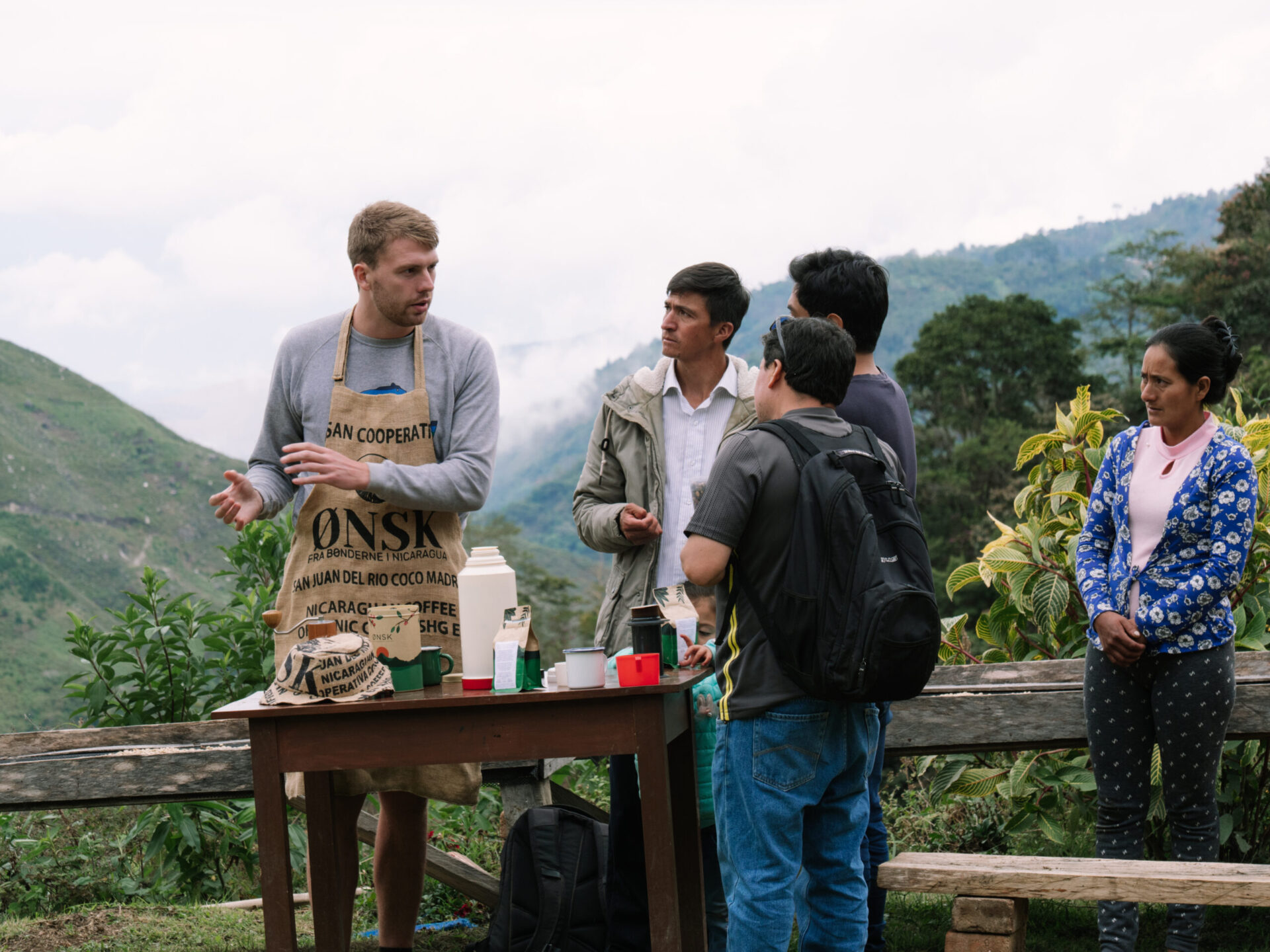 ØNSK organic coffee in Peru - Rasmus and local coffee farmers in the mountains of Peru